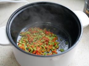 锅里倒出多余的油，将菜椒下锅煎至出味。