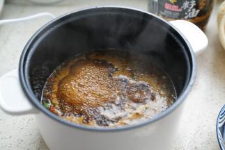 再用料酒 ，生抽，香醋及白糖调一个味。