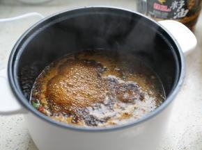 再用料酒 ，生抽，香醋及白糖调一个味。