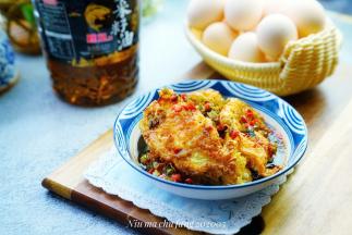 将煮好的菜椒酱汁淋在煎蛋上就可以。