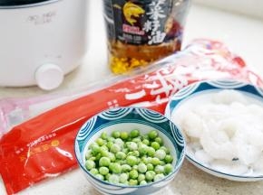 备好所用食材，薯粉，豌豆，虾仁，菜籽油。