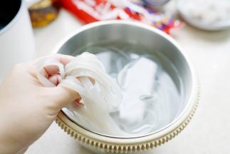 薯粉提前一晚泡软备用。