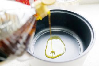 锅里加入菜籽油，加热至微微冒烟。