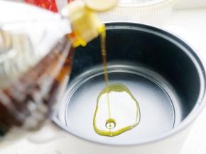 锅里加入菜籽油，加热至微微冒烟。