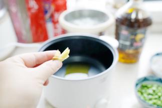 再下姜丝爆至出味。