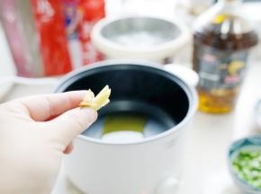 再下姜丝爆至出味。