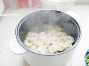 再将虾仁下锅，炒至出味。