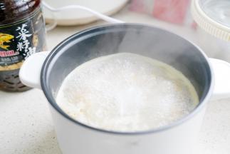 再加入开水，加开水是为了让汤底更容易开，虾仁也可以更加出味。