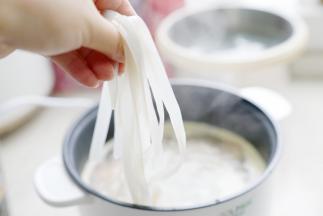 将泡软的薯粉下锅煮至断生。