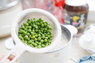 最后将豌豆下锅，煮三分钟就可以，新鲜的豌豆不用煮太长时间就可以熟透。