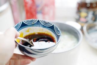 按个人喜好调一个酱汁，我用了生抽，辣酱，香醋。