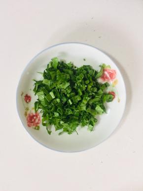 青菜叶洗净切碎备用！