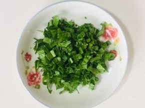 青菜叶洗净切碎备用！