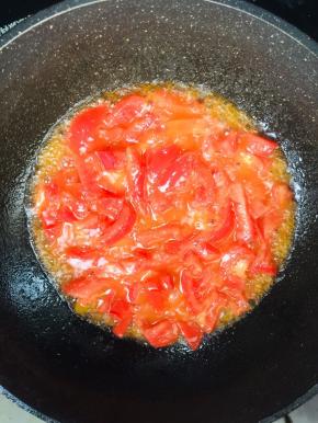 起锅烧油，放入西红柿块翻炒至出汁儿！
