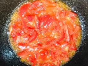 起锅烧油，放入西红柿块翻炒至出汁儿！