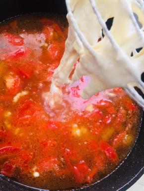 调小火，把面糊用蛋抽或者筷子拨到锅里！