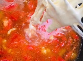 调小火，把面糊用蛋抽或者筷子拨到锅里！