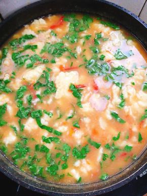 起锅前放入适量的鸡精和香油拌匀即可！