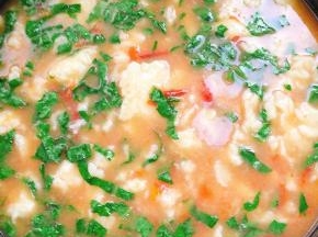 起锅前放入适量的鸡精和香油拌匀即可！