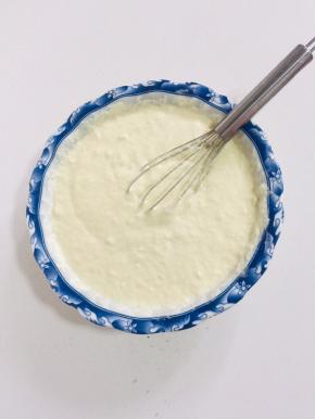 放入适量的水搅拌成稍微稠一点的面糊！
