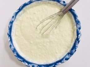 放入适量的水搅拌成稍微稠一点的面糊！