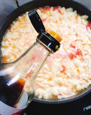 放入两勺生抽！