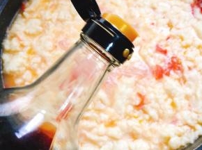 放入两勺生抽！