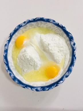 面粉中加入两个鸡蛋，一勺盐！