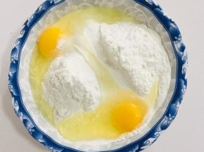 面粉中加入两个鸡蛋，一勺盐！