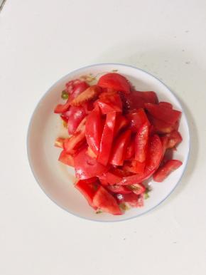 西红柿洗净切成小块备用！
