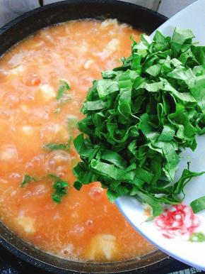 面疙瘩煮熟后放入青菜叶！