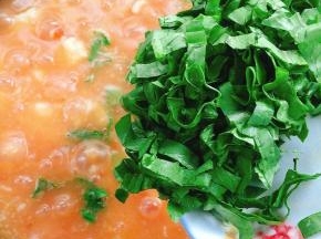 面疙瘩煮熟后放入青菜叶！