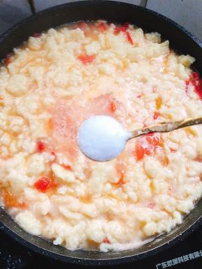 面糊全部拨到锅中后，开大火，放入一勺盐调味！