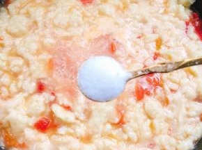 面糊全部拨到锅中后，开大火，放入一勺盐调味！