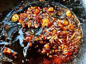 放入调味料糖、一品鲜酱油、蚝油、料酒翻炒均匀