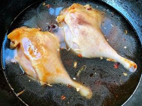 添加适量清水大火炖起来