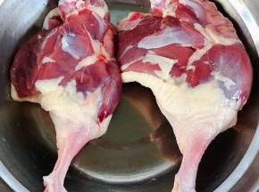  在超市买到新鲜的鸭腿准备做起来