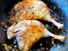 放入鸭腿两面煎至金黄色