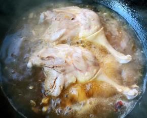 炖鸭腿中途可以翻一下炖这样易入味上色又好