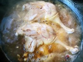 炖鸭腿中途可以翻一下炖这样易入味上色又好