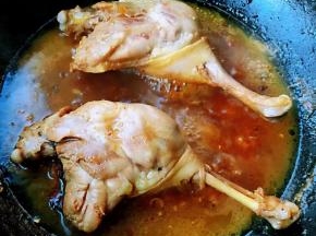 鸭腿炖至汤汁粘稠放入味精提鲜入味即可出锅享用
