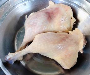 焯好水的鸭腿立即放入冷水中过凉多冲洗几遍干净后沥干水份