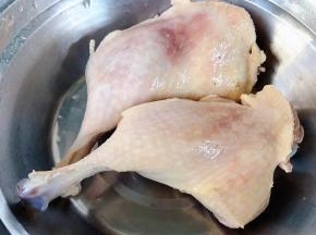 焯好水的鸭腿立即放入冷水中过凉多冲洗几遍干净后沥干水份
