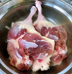 鸭腿在清水中浸泡二十分钟泡出血水后洗净