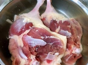 鸭腿在清水中浸泡二十分钟泡出血水后洗净