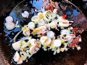 锅中倒入底油加热放人花椒八角炸香再放人葱姜蒜爆香