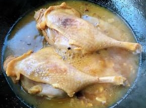 鸭腿炖至七成熟时放入盐改中小火继续炖