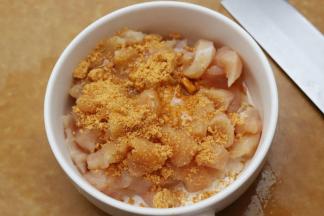 2.准备好cook100新蜜汁烤肉腌料，加入一勺植物油，生姜粉，柠檬汁，抓匀腌制一小时。加柠檬汁是为了让鸡肉软化，吃起来更嫩。