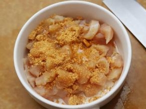 2.准备好cook100新蜜汁烤肉腌料，加入一勺植物油，生姜粉，柠檬汁，抓匀腌制一小时。加柠檬汁是为了让鸡肉软化，吃起来更嫩。