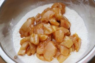 3.在一个干净的容器中加入一半面粉和一半生粉，搅拌均匀，然后把腌制好的鸡块倒进来